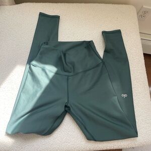 ALO Yoga High-Waist airlift Leggings in Green